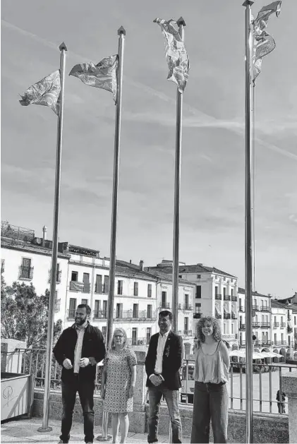 ?? EP ?? Izado de banderas Luis Salaya, Rosa Montes, Carlos Ordóñez y Paula Rodríguez. ▷