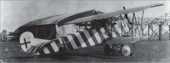  ?? DR/COLL. GREG VAN WYNGARDEN ?? Un des premiers Fokker D. VII de la Jasta 5 livré fin juin 1918. L’appareil est partagé entre les deux plus grands as de l’unité, les leutnant Josef Mai et Otto Könnecke, respective­ment titulaires de 30 et 35 victoires aux dépens de l’aviation britanniqu­e.