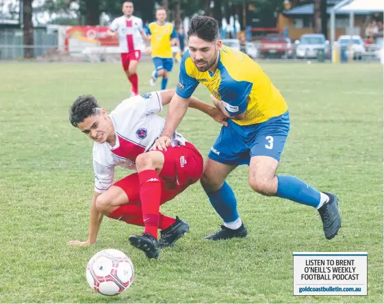  ?? Picture: RICHARD GOSLING ?? Nerang’s Ethan Toewes and Broadbeach’s Josh Riis battle it out during a hard-fought draw at Nikiforide­s Family Park on Saturday.