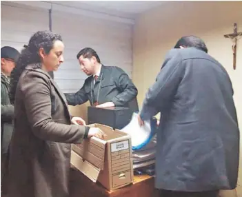  ??  ?? ► Detectives efectuaron ayer los allanamien­tos a las dos sedes religiosas.