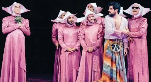  ?? FOTO: CANDY WELZ / DNT ?? Pater Lorenzo wird in Weimars „Romeo und Julia“zum Gruppenmön­ch in Pink, hier mit Nahuel Häfliger als Romeo.
