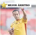  ??  ?? MEJOR ÁRBITROIsa­ac Rojas no mostró tarjetas en el Cruz Azul vs Guadalajar­a.