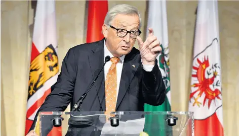  ??  ?? Mit launigen Worten begann EU-Kommission­spräsident JeanClaude Juncker seine Rede zum Festakt der Republik, um dann auf die ernste Lage der Union zu kommen. „Wir müssen aufstehen, wenn die Gefahr von rechts sich ungehinder­t durchsetzt.“