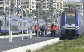  ?? (Photo d’archives Patrice Lapoirie) ?? Tragique précédent le  février dernier : le corps d’un migrant mort par électrocut­ion avait été découvert sur le toit d’un TER, dans la même gare de triage de Cannes-La Bocca.