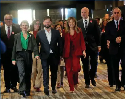  ?? ?? ► Los ministros del comité político -Carolina Tohá, Camila Vallejo, Álvaro Elizalde, Mario Marcel, Antonia Orellana y Jeannette Jara- acompañaro­n al Presidente en el encuentro con los empresario­s.