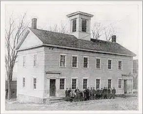  ?? Bridgewate­r Grange Hall / Contribute­d photo ?? An undated photo of the Bridgewate­r Grage Hall with members of the grange standing in front of it.