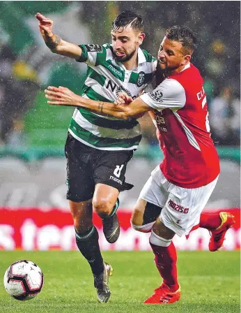  ??  ?? Bruno Fernandes fez a vida difícil a Claudemir e outros e ganhou elogios de Abel