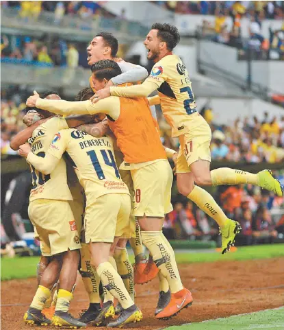  ?? MEXSPORT ?? Los jugadores de América celebran el segundo gol ante Chivas.