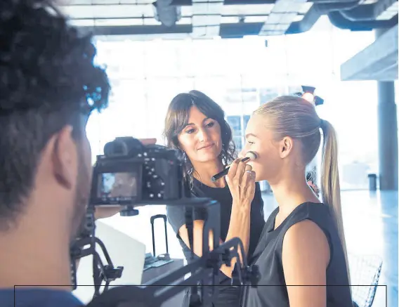  ??  ?? Vero Mendoza, la make-up artist de Natura, trabaja el concepto de cada línea en bocetos que luego lleva a las modelos que desfilarán; aplica tendencias generales de acuerdo al estilo de cada presentaci­ón en particular