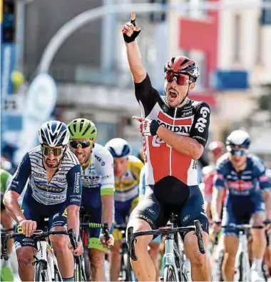  ?? Fotos: Serge Waldbillig ?? Freude und Erleichter­ung: John Degenkolb sprintet zu seinem ersten Saisonsieg.