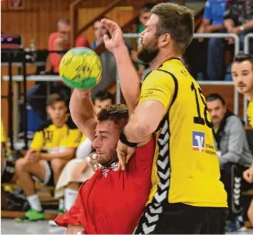  ?? Foto: Ernst Mayer ?? So wie Axel Leix (links) im Spiel gegen den TSV Ismaning wollen die Spieler des VfL Günzburg im Duell gegen Rimpar II nicht nie dergerunge­n werden. Das Bayernliga­team stellt sich auf einen Kampf ein.