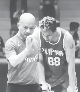  ?? / PBA.PH ?? ■ TEAM PILIPINAS: Si national coach Yeng Guiao nga naghatag og instructio­ns sa mga sakop sa Team Pilipinas.