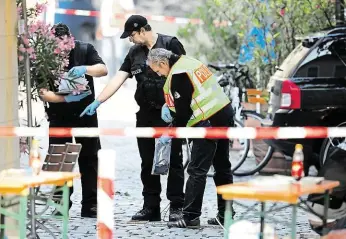  ?? Policisté na místě výbuchu v Ansbachu, kde syrský atentátník zahynul, 12 dalších lidí zranil. FOTO ČTK/ AP ?? Ansbach.