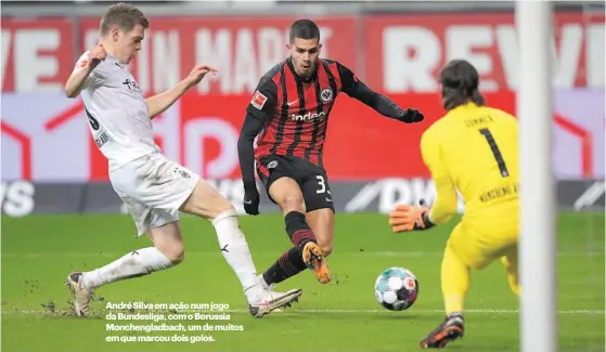  ??  ?? André Silva em ação num jogo da Bundesliga, com o Borussia Monchengla­dbach, um de muitos em que marcou dois golos.