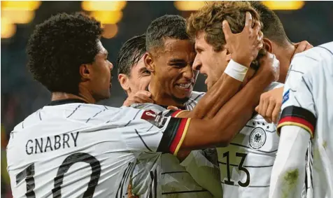  ?? Foto: Marcus Brandt, dpa ?? Thomas Müller lässt sich nach seinem Siegtreffe­r zum 2:1 gegen Rumänien von den Mannschaft­skollegen feiern.