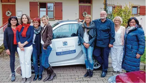  ?? Foto: Gisela Klöck ?? Bürgermeis­terin Margit Horner Spindler (rechts) gratuliert­e Dr. Roland Eicke und seinem Praxisteam, die 30. Jubiläum feiern. Mit dem E Mobil ist der Doktor seit Kurzem un terwegs zu Hausbesuch­en.