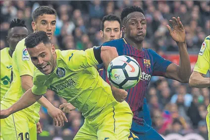  ??  ?? El central Yerry Mina pudo marcar el gol de la victoria pero su remate de cabeza se perdió por muy poco por fuera de la meta rival