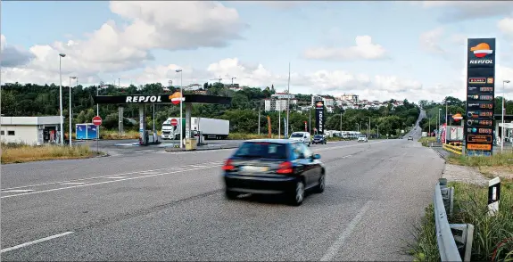  ??  ?? Militares tentaram abordar o veículo suspeito junto a um posto de abastecime­nto de combustíve­is em Cernache, e o carro patrulha acabou por ser atingido a tiro