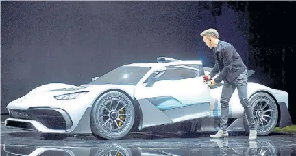  ??  ?? Mercedes-Benz AMG Project One. Presentado por el piloto de F-1 Lewis Hamilton, este prototipo híbrido de más de 1.000 caballos de fuerza incorpora soluciones que provienen de la máxima categoría del automovili­smo.