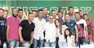  ?? FUENTE EXTERNA ?? Nolan Peña, presidente de NoGae Sports Nations, junto a su esposa y los integrante­s de la academia.