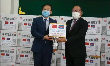  ?? HENG CHIVOAN ?? Chinese ambassador Wang Wentian (left) presents the 88,000 boxes of the traditiona­l Chinese medicine Lianhua Qingwen to Cambodian Minister of Health Mam Bun Heng (right) on April 29.