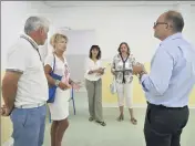  ??  ?? Dernière visite de chantier autour de Sylviane Royeau, chargée des Affaires scolaires et de l’élu municipal, Henri Scandola.