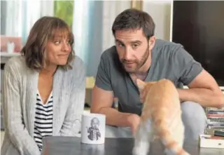  ?? ABC ?? Michelle Jenner y Dani Rovira hablan con su gato, «Miamor», en valenciano