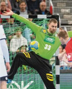  ?? Fotos: Julian Stratensch­ulte/us/ab/M. Eberle ?? Auf Torwart Andreas Wolff bauen die deutschen Handballer bei der Heim-WM. Am Samstag geht es gegen Brasilien.
