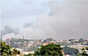  ?? ANEUDY TAVÁREZ ?? El vertedero de Rafaey lanza humo por toda la zona y causa problemas a los residentes.