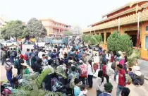  ??  ?? Residents who fled from conflict areas near the Myanmar and Chinese border gather in Lashio town and wait to find transport to their home towns away from the fighting near the China-Myanmar border on Wednesday. (AFP)