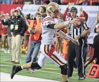  ?? Jeremy Stewart / Rome News-Tribune ?? Rome quarterbac­k Knox Kadum holds the ball out as he steps into the end zone for a touchdown.