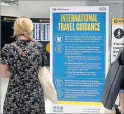  ??  ?? Carteles informativ­os en el aeropuerto especifica­n las restriccio­nes.