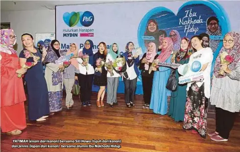 ??  ?? YATIMAH (enam dari kanan) bersama Siti Hawa (tujuh dari kanan) dan Jennis (lapan dari kanan) bersama alumni Ibu Nakhoda Hidup.
