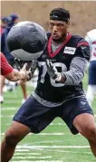  ?? Brett Coomer / Staff photograph­er ?? Julién Davenport is trying to handle a heavy load as the Texans’ starting left tackle.