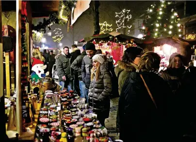  ?? ARCHIVFOTO­S (2): ANJA TINTER ?? Viel Atmosphäre lockt viele Besucher – diese Erfahrung machten die Initiatore­n des Spekulatiu­smarktes in Büttgen im vergangene­n Jahr. Das Weihnachts­dorf wird auf dem Rathauspla­tz, im Schatten von St. Aldegundis, aufgebaut.