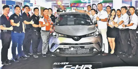  ??  ?? Wong (sixth right) and Chen (fifth left) and their team promote the Toyota C-HR.