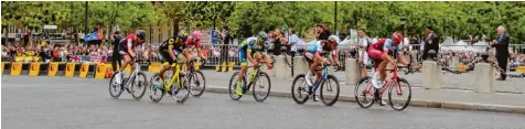  ??  ?? Jedes Jahr endet die Tour de France, die legendäre Rad Rundfahrt durch Frankreich, in Paris. Am Tag des großen Finales kommt unser Autor Simon Neidinger in der fran  zösischen Hauptstadt an. Er wird Augenzeuge des Schlussspr­ints auf den Champs Élysées.