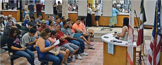  ??  ?? InmIgrante­s realIzan trámites en el Consulado mexicano en El Paso