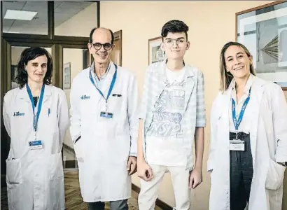  ?? LLIBERT TEIXIDÓ ?? Nicky, segundo por la derecha, con sus médicos Isabel Campos, Ramon Charco y Carolina Malagelada