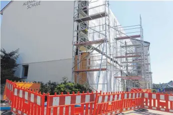  ?? FOTO: VOLCKART ?? Die Südfassade der Alemannens­chule Hüttlingen wird derzeit energetisc­h saniert.