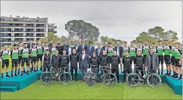  ??  ?? El equipo Kern Pharma posa durante su presentaci­ón oficial celebrada ayer en la Vila Joiosa.