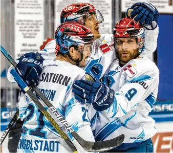  ?? Fotos: dpa ?? Jubel beim ERC Ingolstadt: Die Panther um Wayne Simpson (von links), Louis‰Marc Aubry und Frederic Storm gewannen bei den Eisbären Berlin mit 4:3.