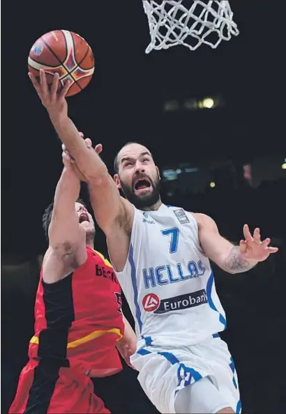  ?? EMMANUEL DUNAND / AFP ?? El jugador griego Vassilis Spanoulis penetra a canasta durante el partido contra Bélgica