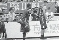  ?? PROVIDED TO CHINA DAILY ?? Yi Jianlian (right) goes to the locker room just a few minutes into the second quarter during a game on Nov 2 in Shenzhen, after removing his Li-Ning sneakers and dumping them on the court.