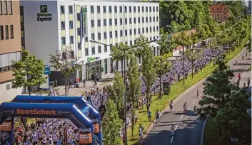  ?? Foto: Matthias Paintner ?? Die über 4500 Läufern, die letztes Jahr beim Augsburger Stadtlauf an den Start gingen, waren bestens gelaunt.