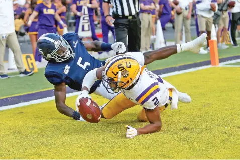  ?? ASSOCIATED PRESS FILE PHOTO ?? LSU wide receiver Justin Jefferson, right, catches a 9-yard touchdown as Georgia Southern linebacker Jay Bowdry defends during an Aug. 31 game in Baton Rouge, La. The National Junior College Athletic Associatio­n has pushed close-contact fall sports to the spring.