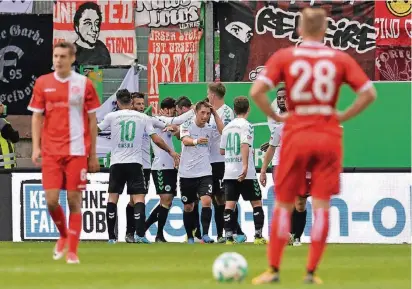  ?? FOTO: DPA ?? Gebrauchte­r Nachmittag: Während die Fürther über einen Treffer jubeln, stehen die Fortunen Florian Neuhaus (l.) und Rouven Hennings bedröppelt da.