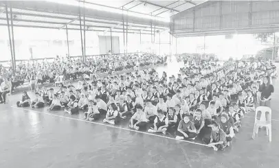  ??  ?? BERI TUMPUAN: Warga sekolah SK St Anne memberikan tumpuan pada Program Kawad Kebakaran dan Ceramah Keselamata­n, semalam.