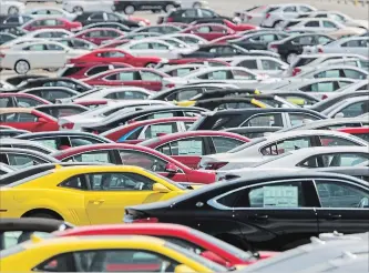  ?? TORONTO STAR FILE PHOTO ?? Cars just off the assembly line at the General Motors auto manufactur­ing plant in Oshawa, Ont.