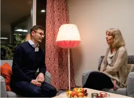  ??  ?? Anton Vajk och Kristina Johansson pustar ut efter att ha guidat runt cirka 100 nyfikna besökare.”rekordmång­a för ett öppet hus”, säger Anton Vajk.